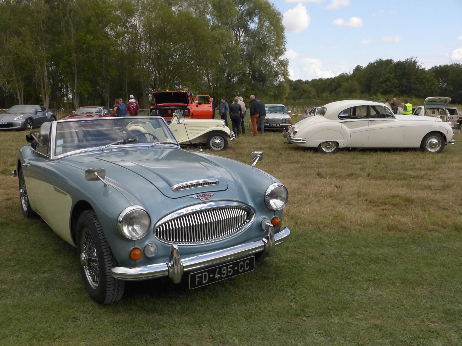 En arrière plan la jaguar de notre secretaire