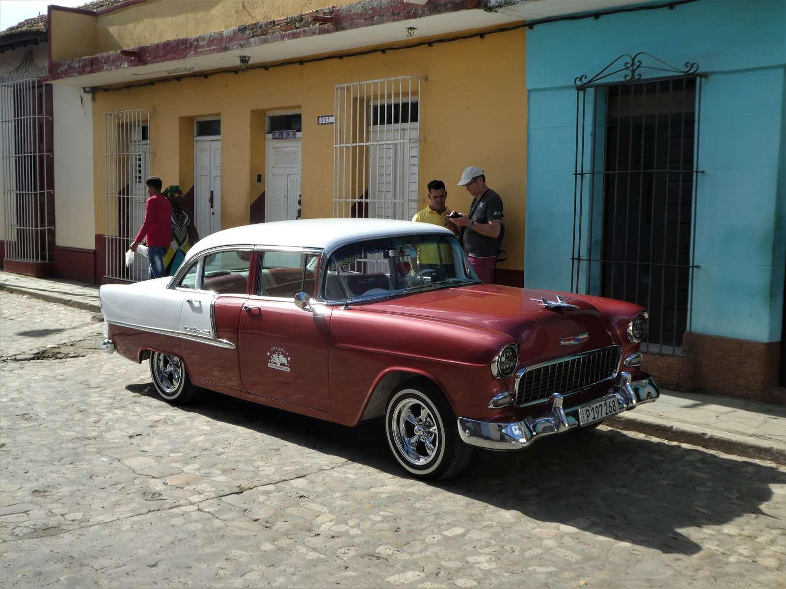 Chevrolet au détour d'une rue à Trinibad (Cuba)