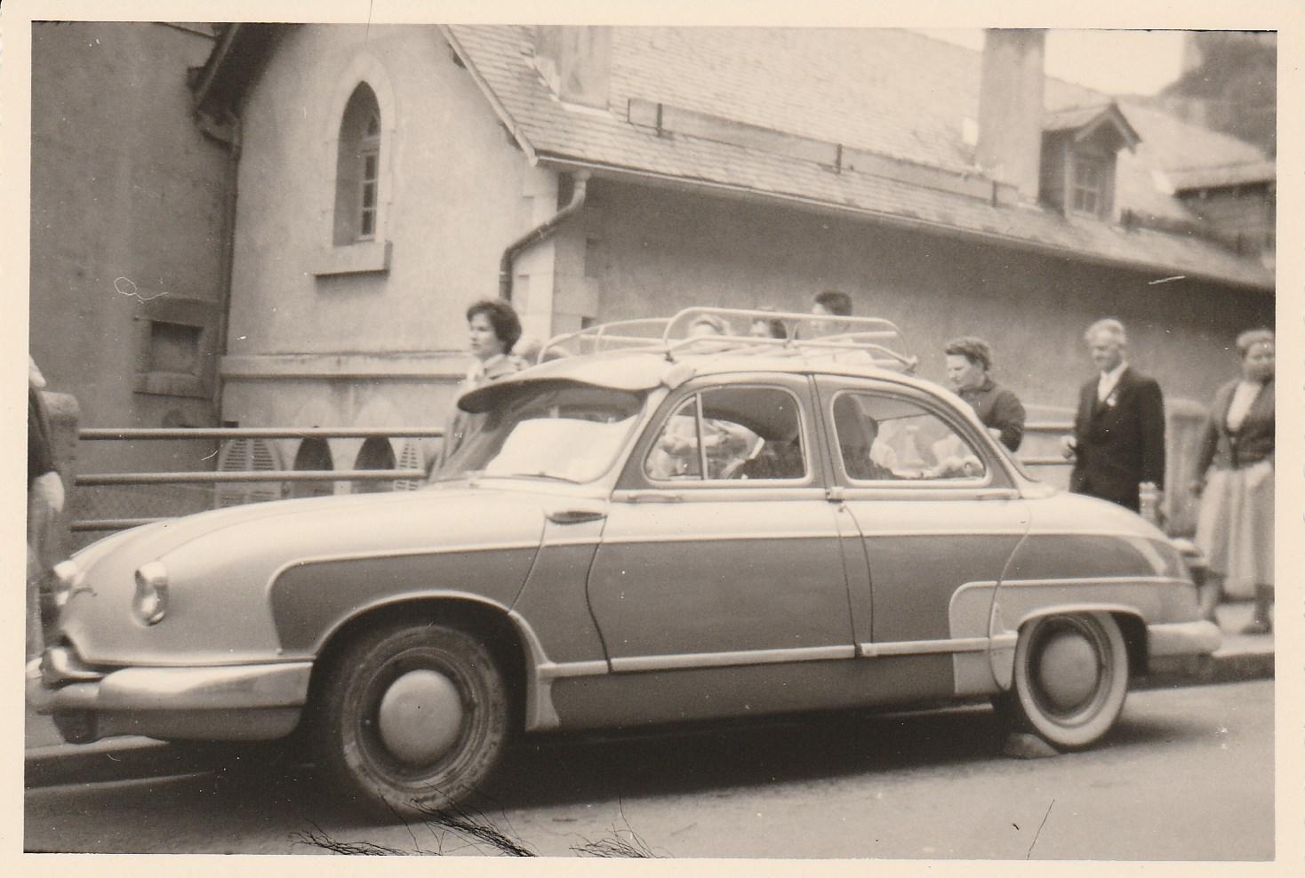 Panhard dyna Z dans une rue de lourdes 1960